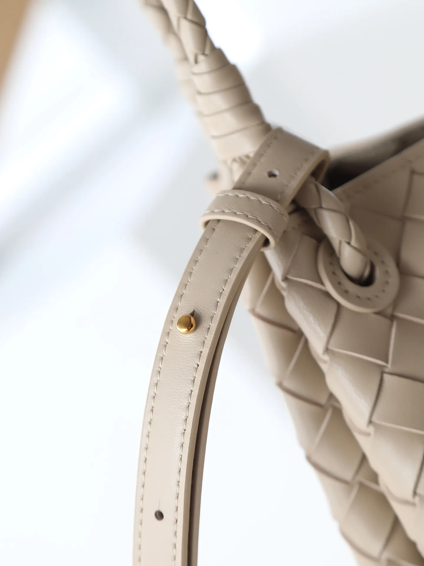 1300. BV's new intrecciato woven leather shoulder bag 🪂 835921 comes with a detachable diagonal shoulder strap and comes with a mini bag inside. The appearance retains the unique design of BV woven leather. The parachute bag is a bag that makes people fall in love before seeing the real thing. The small golden knot embellishment is full of simple and high-end sense to meet your needs in different occasions. Size: 29.5X18.5X17.5cm